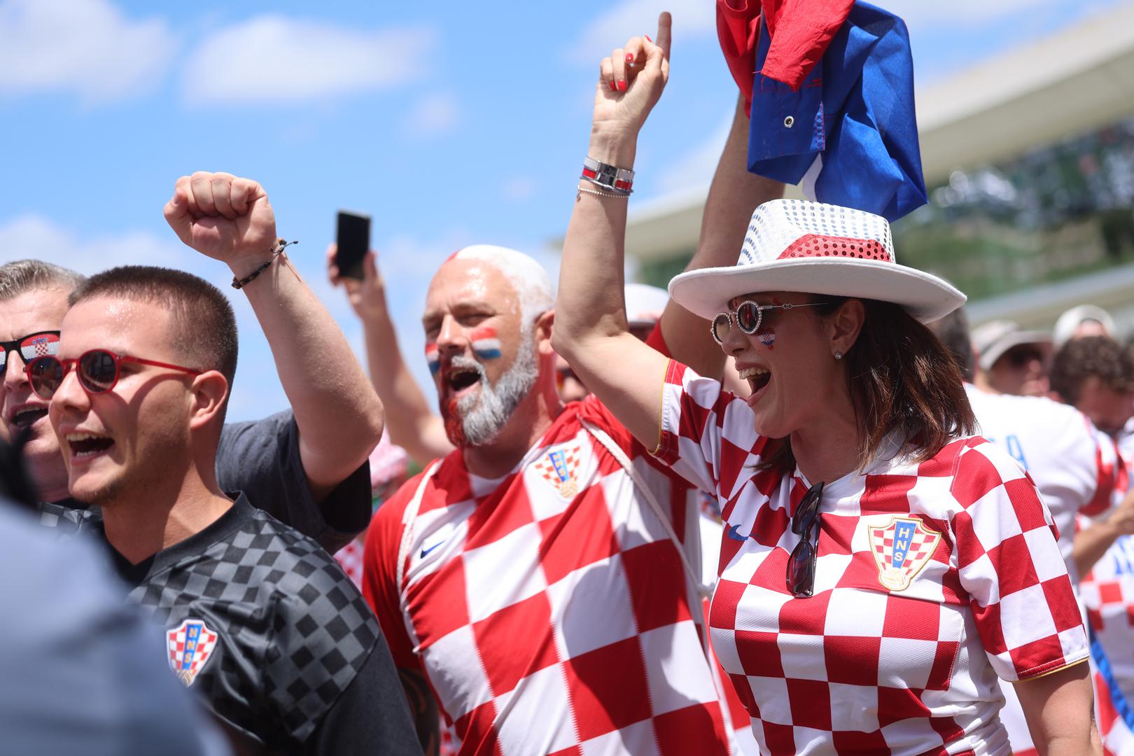 Pjesma, zastave i navijački rekviziti preplavili su površine oko stadiona, a Vatreni će u Dallasu imati glasnu podršku s tribina.