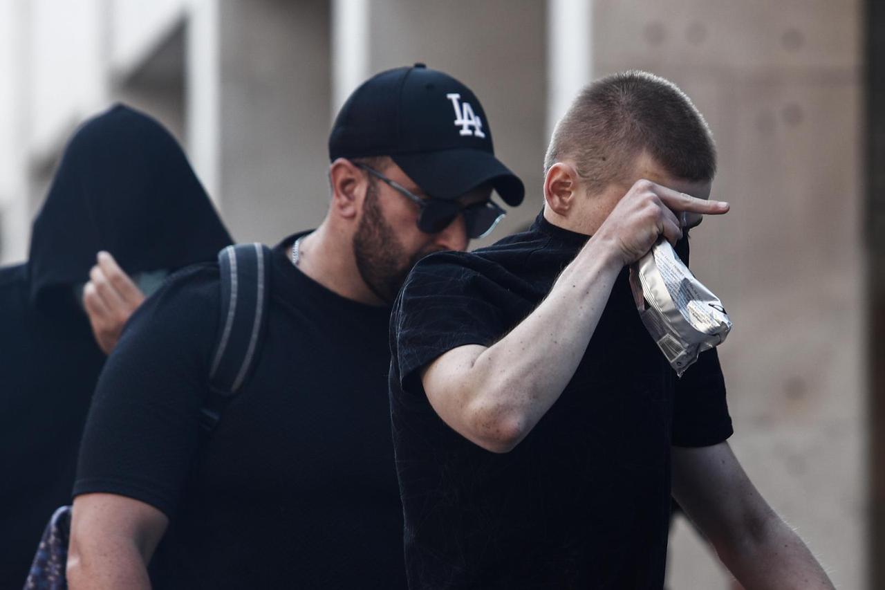 Prva skupina uhićenih navijača dovedena pred istražitelje na sud u Ateni