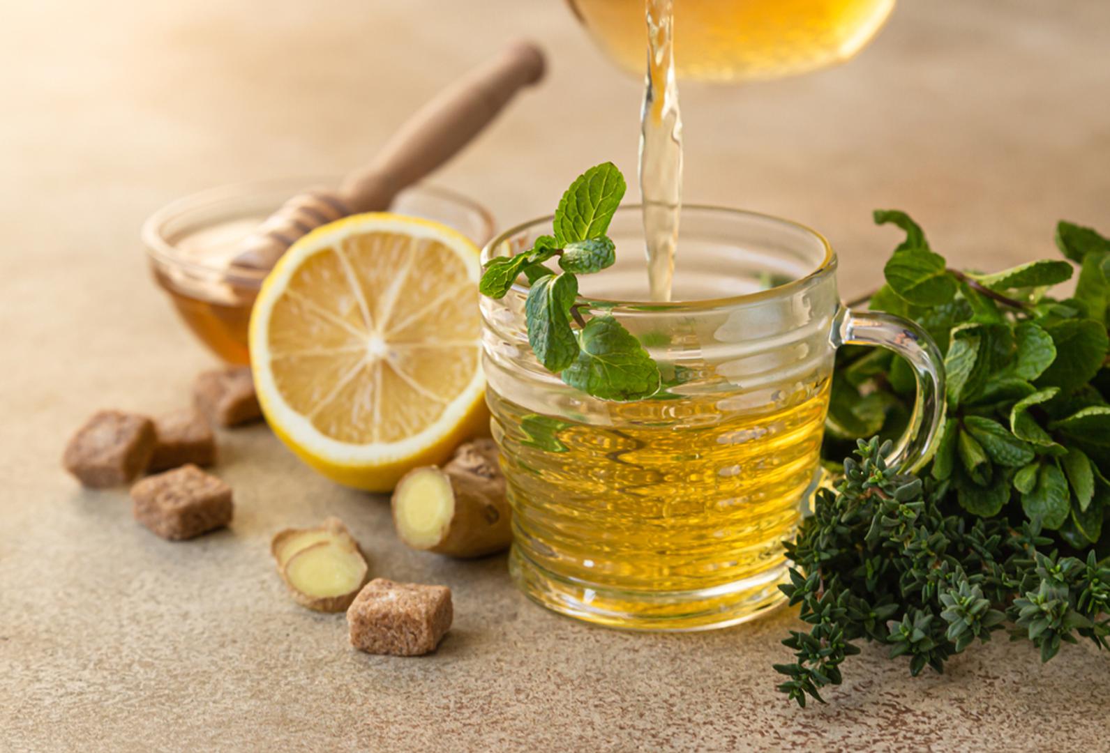 Zeleni čaj s medom i limunom: Lagano stimulira, a ujedno jača organizam. Med mu daje blagost, dok limun osvježava i podiže energiju. Idealan je kao napitak u pauzi od posla ili za oporavak od prehlade. Često se pije i ujutro umjesto kave, jer podiže energiju bez osjećaja težine.