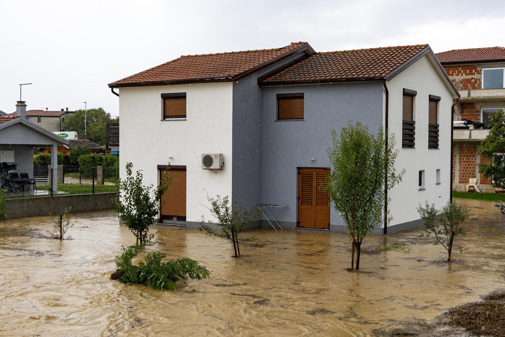 Županijski centar 112 samo tijekom jutra primio je više od 30 dojava građana o plavljenju podruma i prizemnih stanova na području Umaga, a prema najnovijim podacima Novigrad bilježi najveću količinu oborina.
