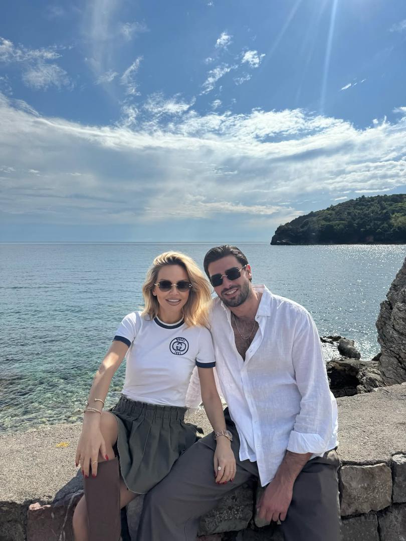 Na njima zaljubljeni par pozira u romantičnom okruženju zidina, dok se iza njih prostire impresivan morski pejzaž. Oduševljeni obožavatelji para preplavili su objavu pozitivnim komentarima, među kojima se istaknuo jedan humoristični.