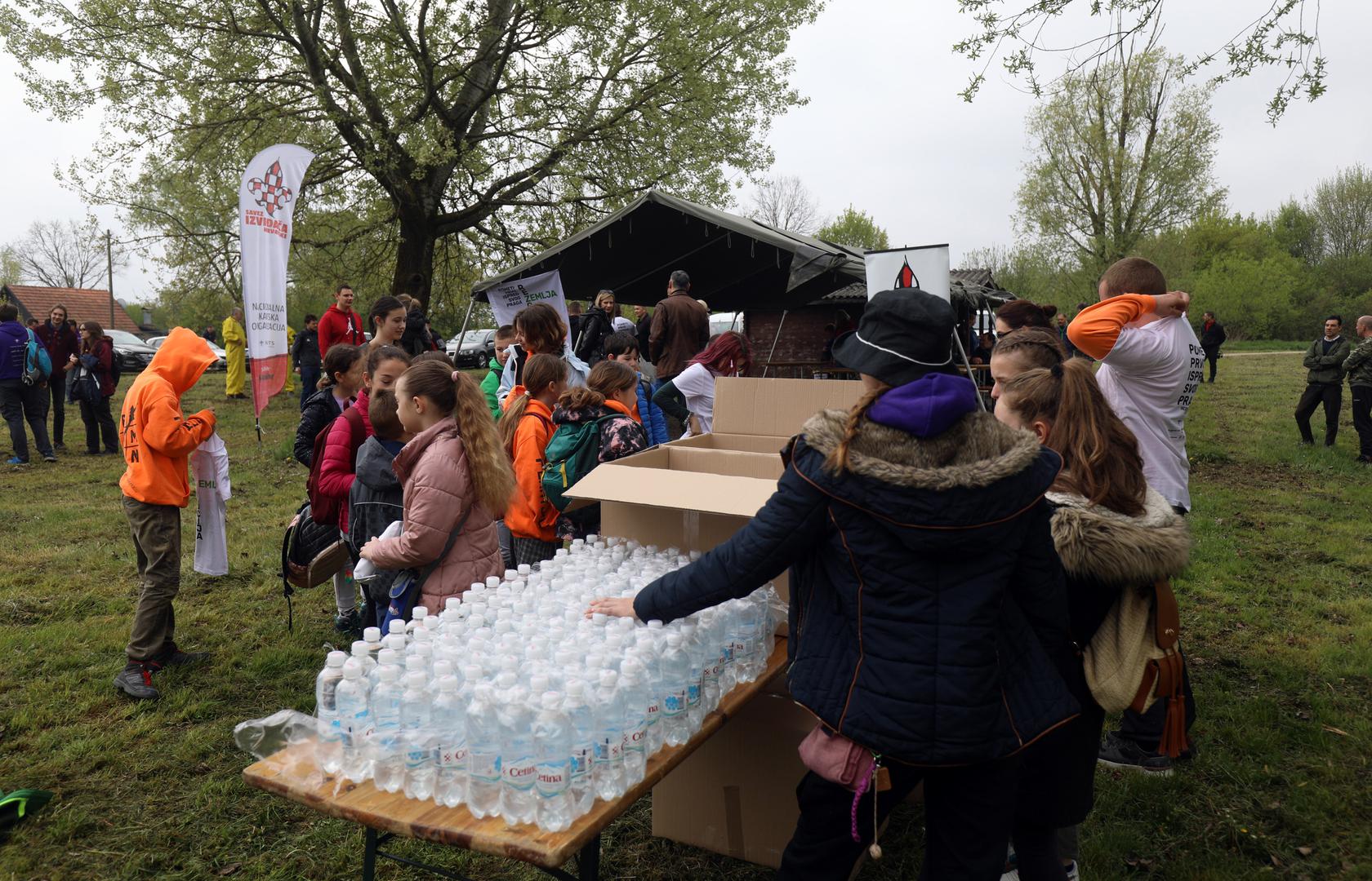 23.04.2022. Velika Gorica - Centralna akcija ciscenja  Vecernjeg lista na jezeru Vukovina u sklopu projekta Rezolucija Zemlja  Photo: Davor Puklavec/PIXSELL