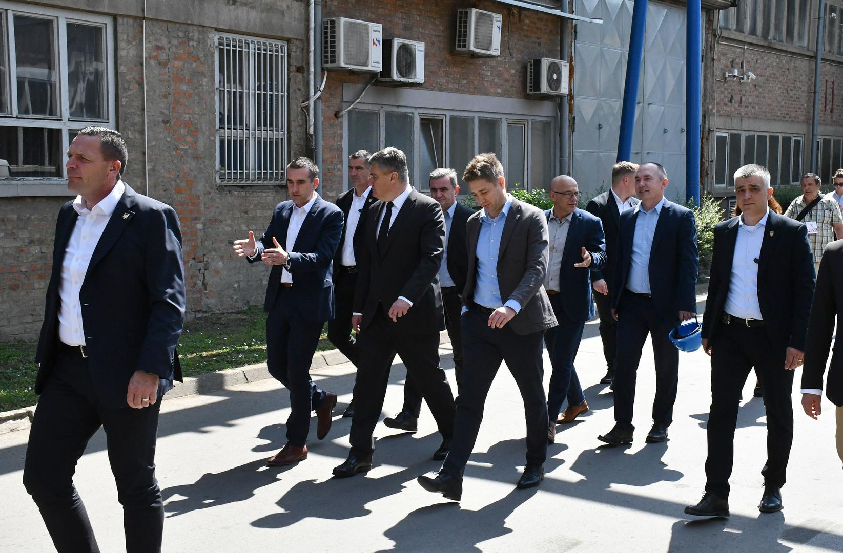 12.04.2024., Slavonski Brod - Predsjednik Republike Zoran Milanovic posjetio je Djuro Djakovic grupaciju u kojoj je odrzan radni sastanak s clanovima Uprave, a potom je obisao proizvodne pogone tvrtke Djuro Djakovic Specijalna vozila gdje se upoznao s tijekom remonta vojnih vozla Bradley. Photo: Ivica Galovic/PIXSELL