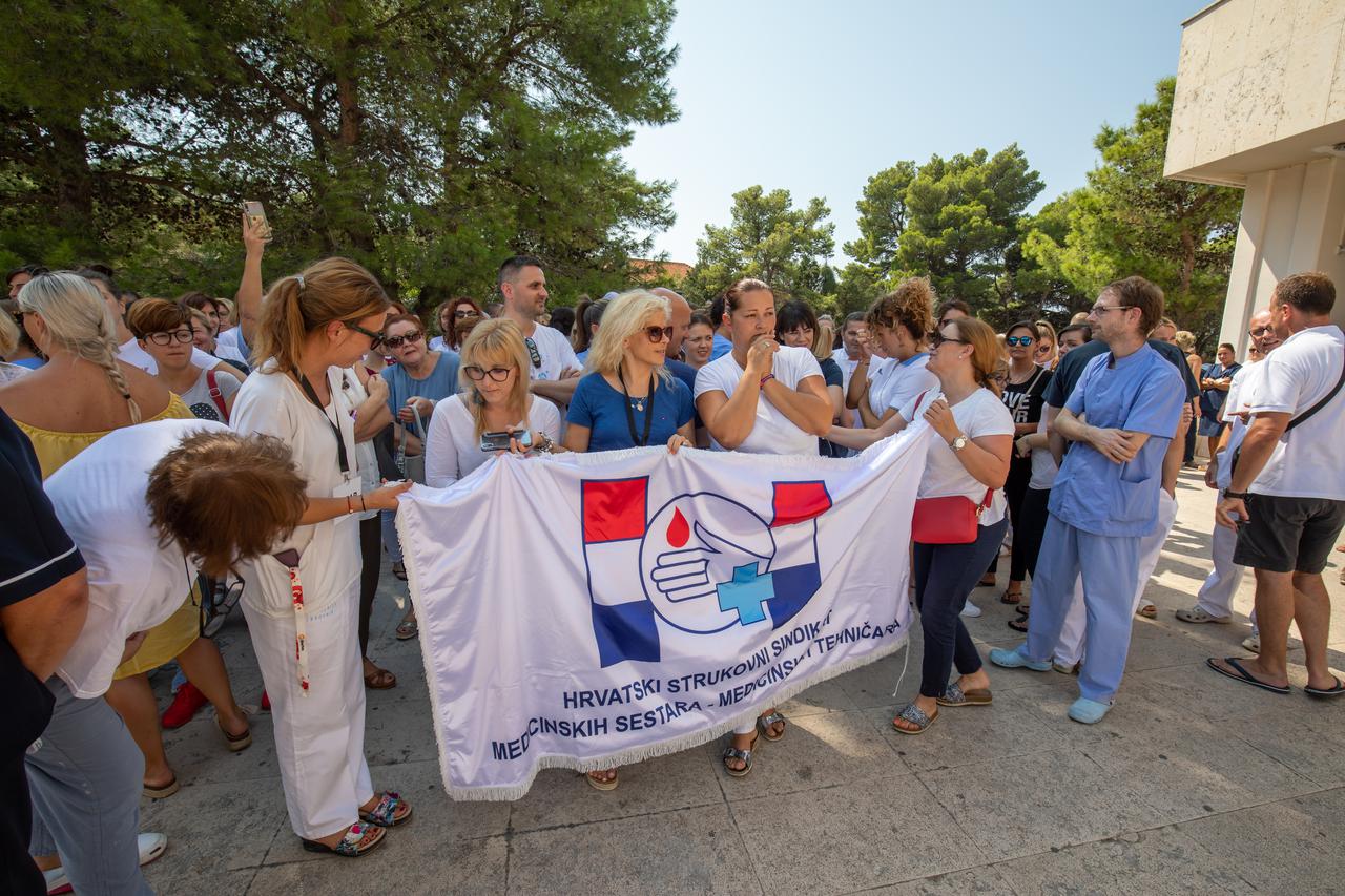Mirni prosvjed djelatnika u zdravstvu "5 do 12" ispred Opće bolnice u Dubrovniku