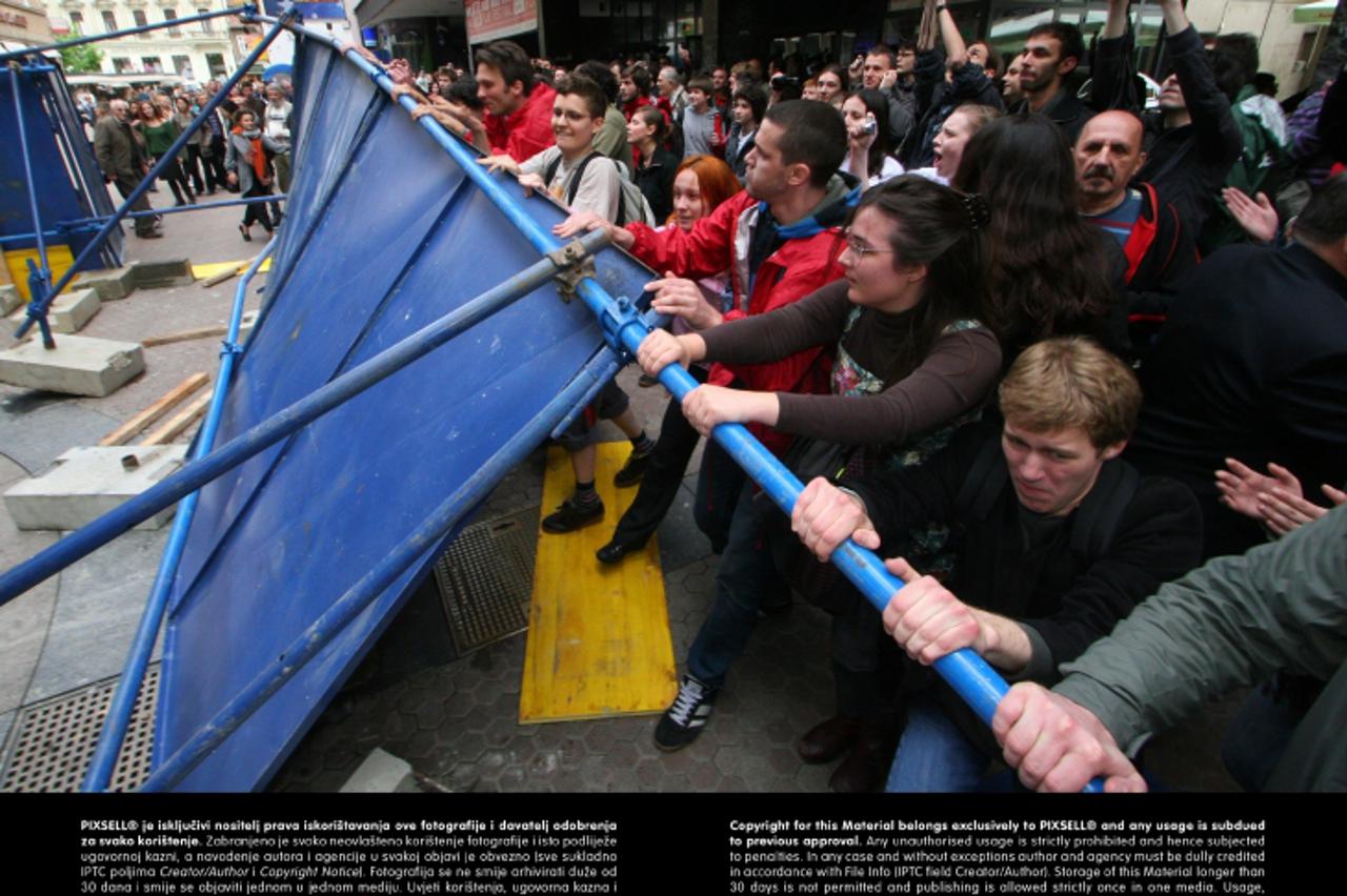 '17.05.2010., Varsavska, Zagreb - U Varsavskoj ulici poceli su radovi na ulazu u spornu garazu za centar koji gradi Horvatinciceva Hoto grupa. Aktivisti koji se bune protiv gradnje poceli su rastavlja