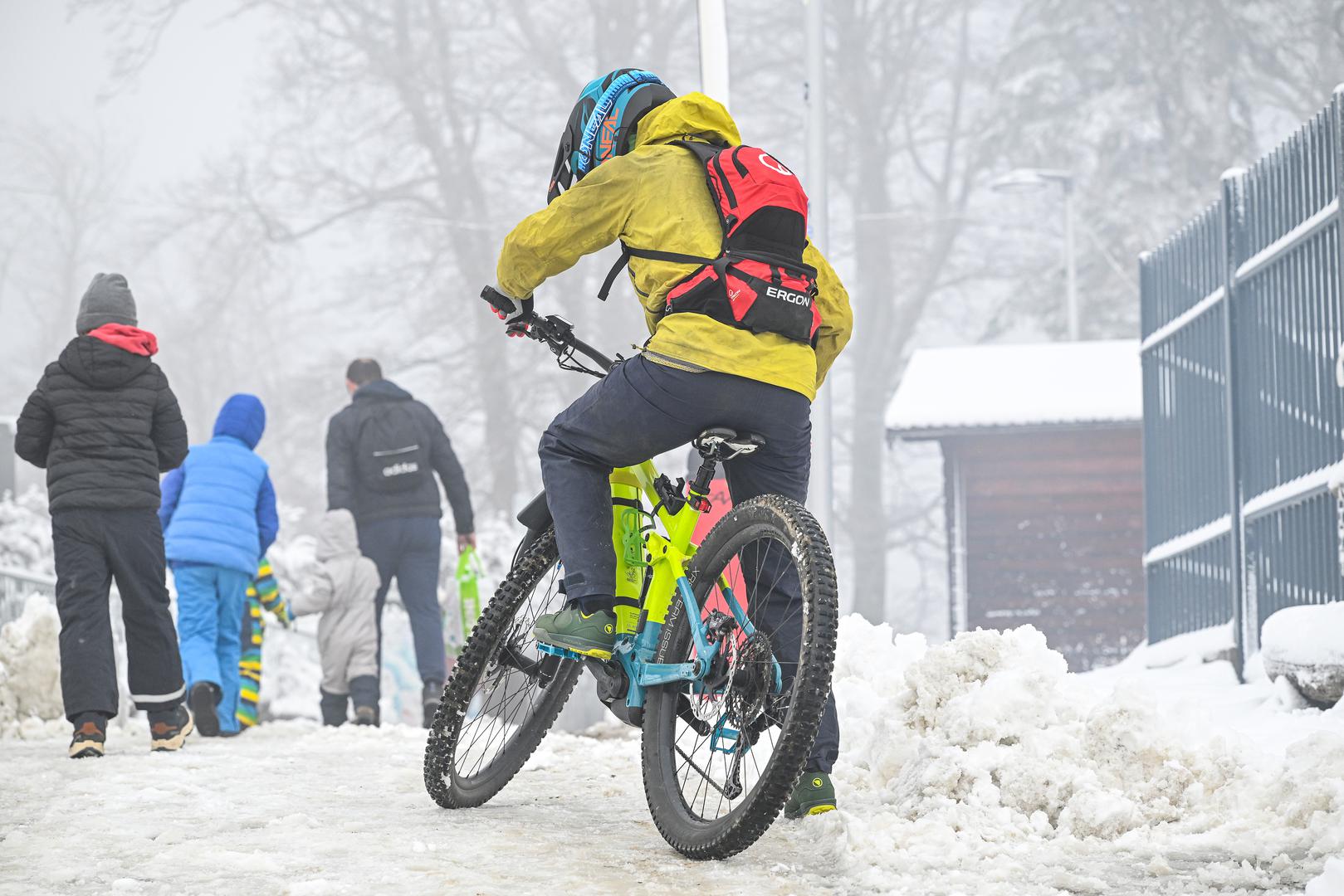 Građani su već stigli iskoristiti priliku za šetnju, sanjkanje i fotografiranje krajolika