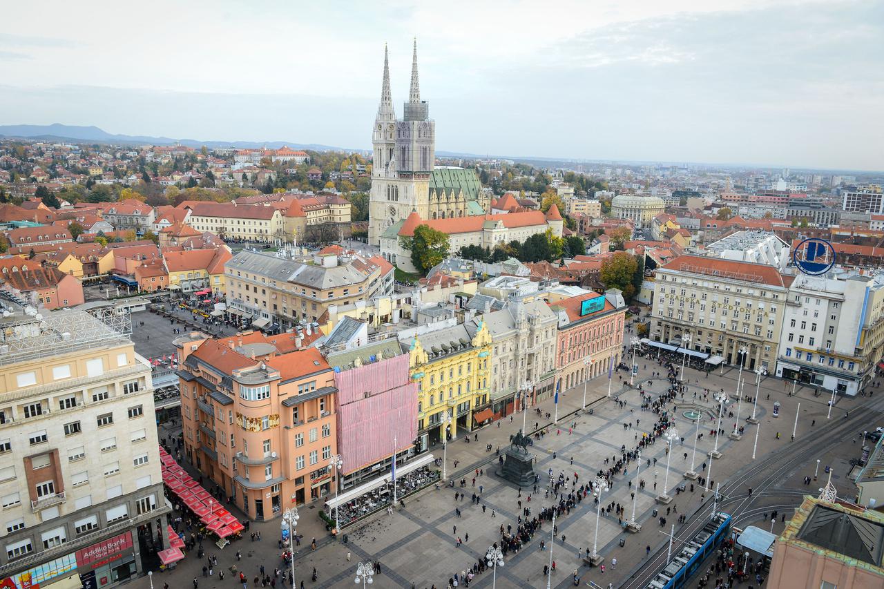 Zagreb: Građani u koloni čekaju organizirani prijevoz do groblja Mirogoj