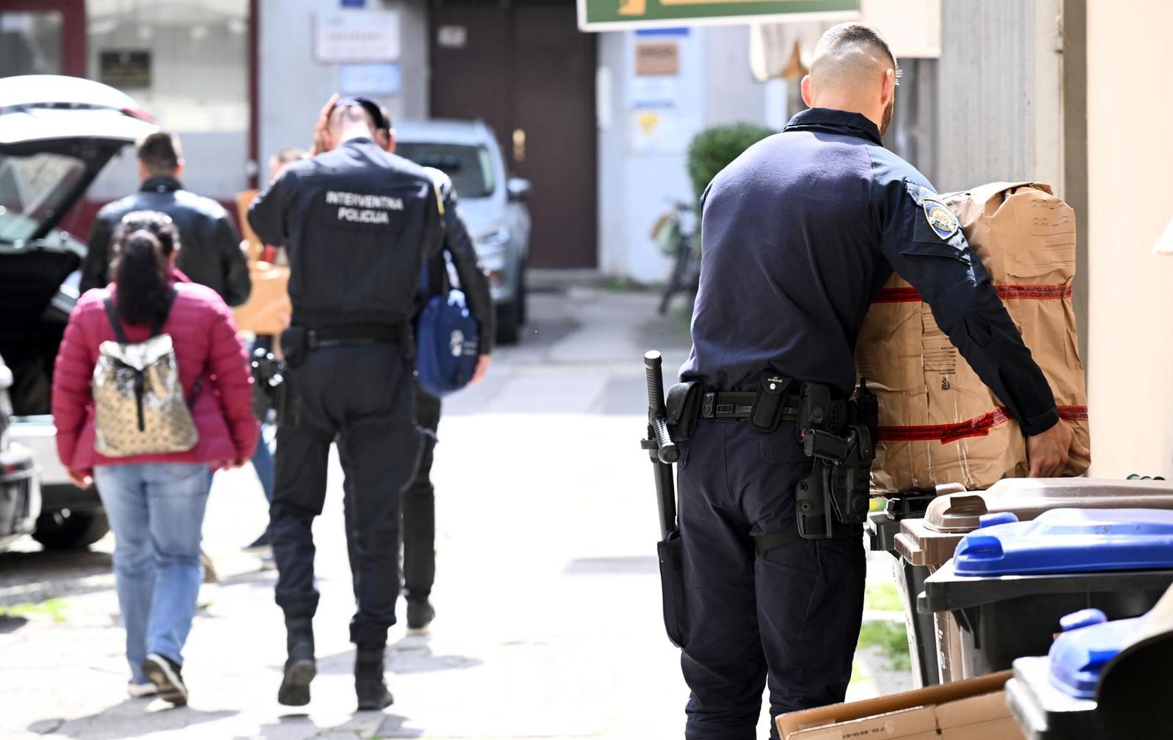 10.04.2025., Zagreb - Policija privodi osumljicenog navodno povezanog s trgovinom drogom na Trgu bana Josip Jelacica. Photo: Marko Lukunic/PIXSELL