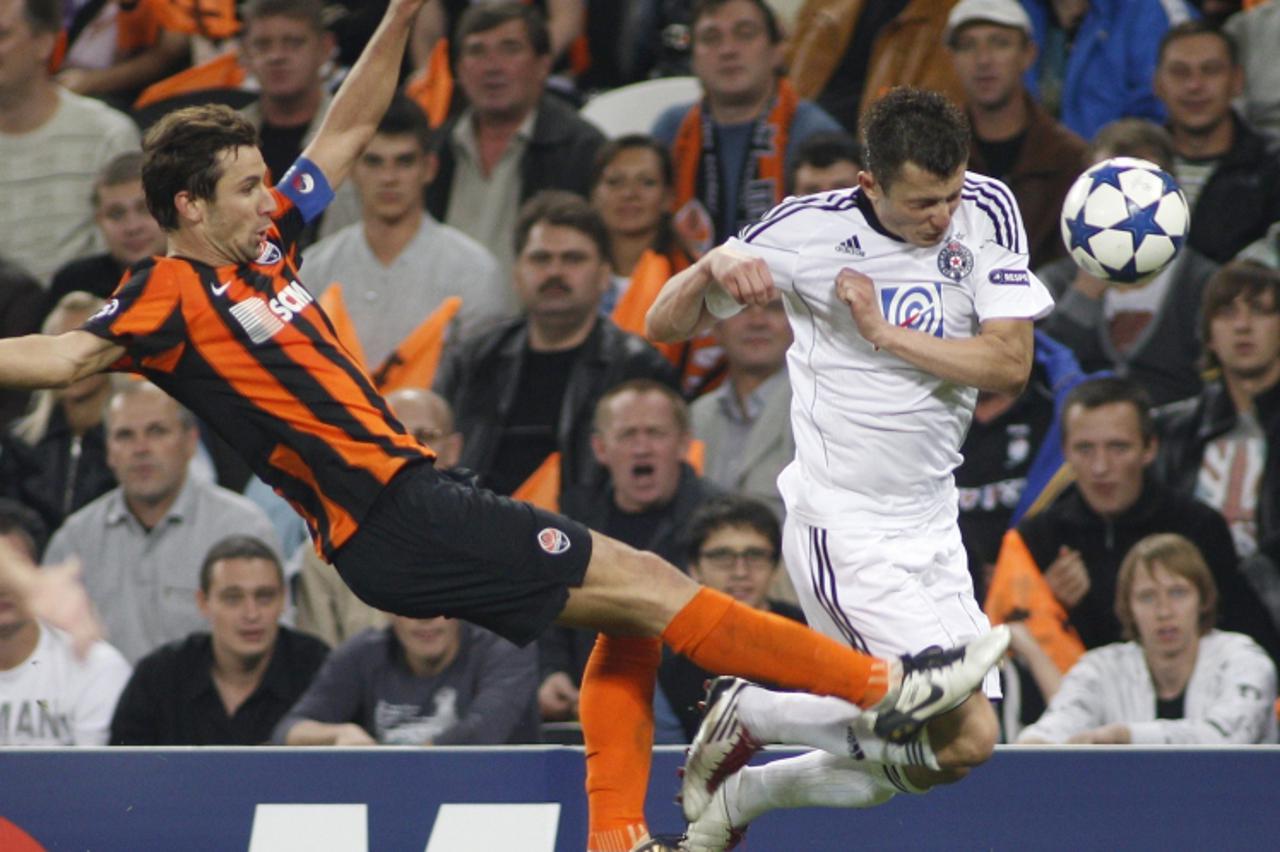 \'Shakhtar Donetsk\'s Darijo Srna (L) challenges Partizan\'s Sasa Llic during their Champions League Group H soccer match at Donbass Arena stadium in Donetsk September 15, 2010.    REUTERS/Gleb Garani