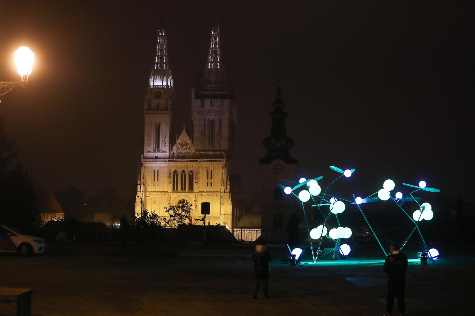 Inovativna adventska dekoracija ove godine obasjava pogled na Zagrebačku katedralu