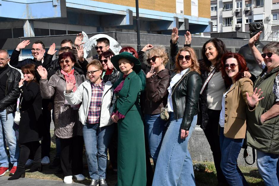 Slavonski Brod: Turistički obilazak grada s kostimiranim likom Ivane Brlić-Mažuranić u sklopu manifestacije "U svijetu bajki"