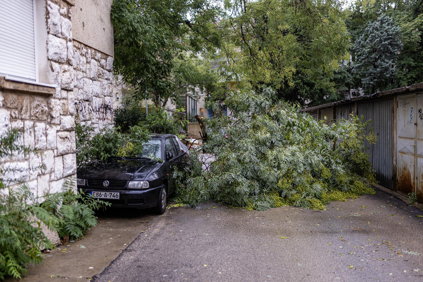 Iz MUP-a Herecovačko-nretvanske županije izvijestili su da je kao posljedica nevremena oštećeno 63 vozila, 57 na području Mostara i šest u Čapljini. 