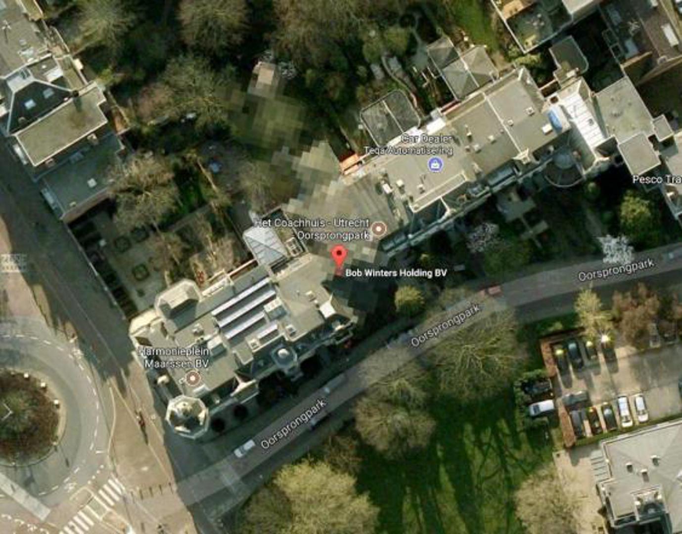 Neobična je i jedna kuća s terasom u Utrechtu u Nizozemskoj koja se ne vidi na Google Mapsima. Ne zna se razlog zbog čega se ne može vidjeti preko Google street viewa, a jedna od teorija je da je to možda sjedište Iluminata. 