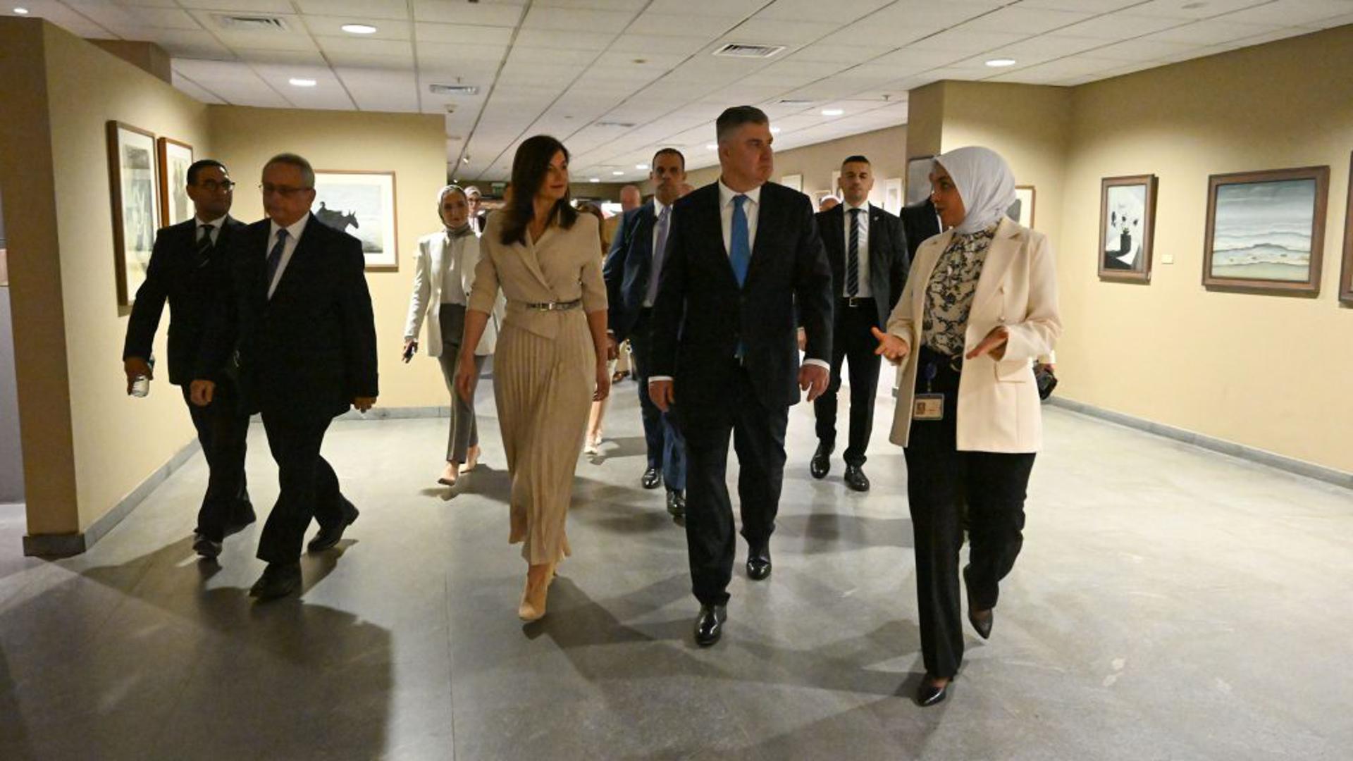Sanja Musić Milanović oduševila je prisutne svojim profinjenim modnim odabirom – nosila je elegantan, strukirani komplet u bež nijansi, čime je još jednom potvrdila svoj besprijekoran stil. 