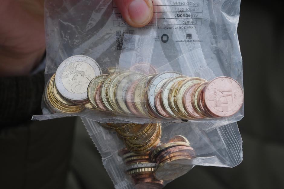 Od danas se može kupiti početni paket eurokovanica, koji sadržava 33 eurokovanice 