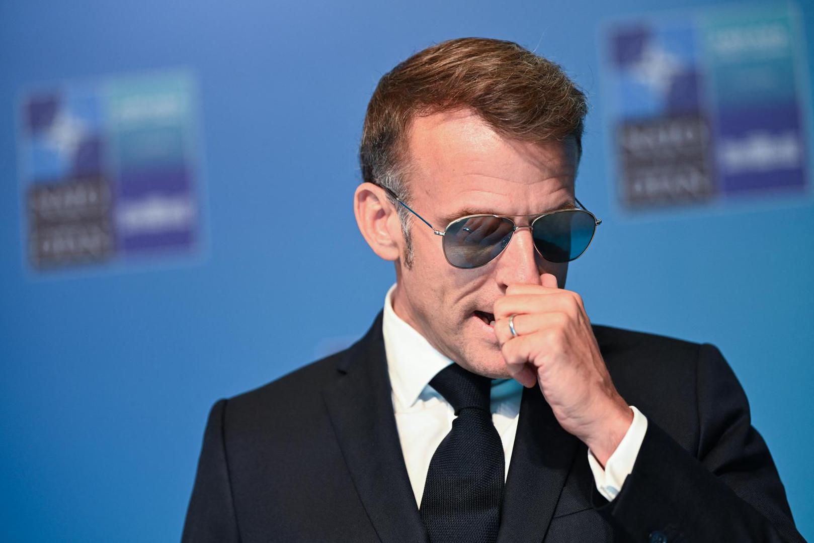 Nakon Macronova pojavljivanja u švicarskom Davosu porasla je i potražnja za tim naočalama, izvijestio je Reuters. Dionice kompanije Eye Vision Tech skočile su gotovo 28 posto, a tvrtka je objavila da je Macron nosio model Pacific S01 brenda Henry Julian, koji se prodaje za 659 eura.