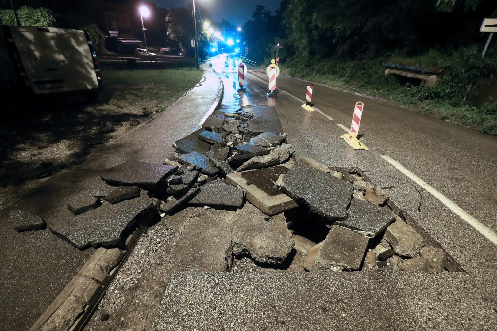 25.07.2020, Zagreb - Fraterscica. Jaka i obilna kisa uzrokovala je podizanje sahta za vodu i pucanje velikog dijela asfalta koji se uzdignuo te je promet u tom smijeru onemogucen. Photo: Sanjin Strukic/PIXSELL
