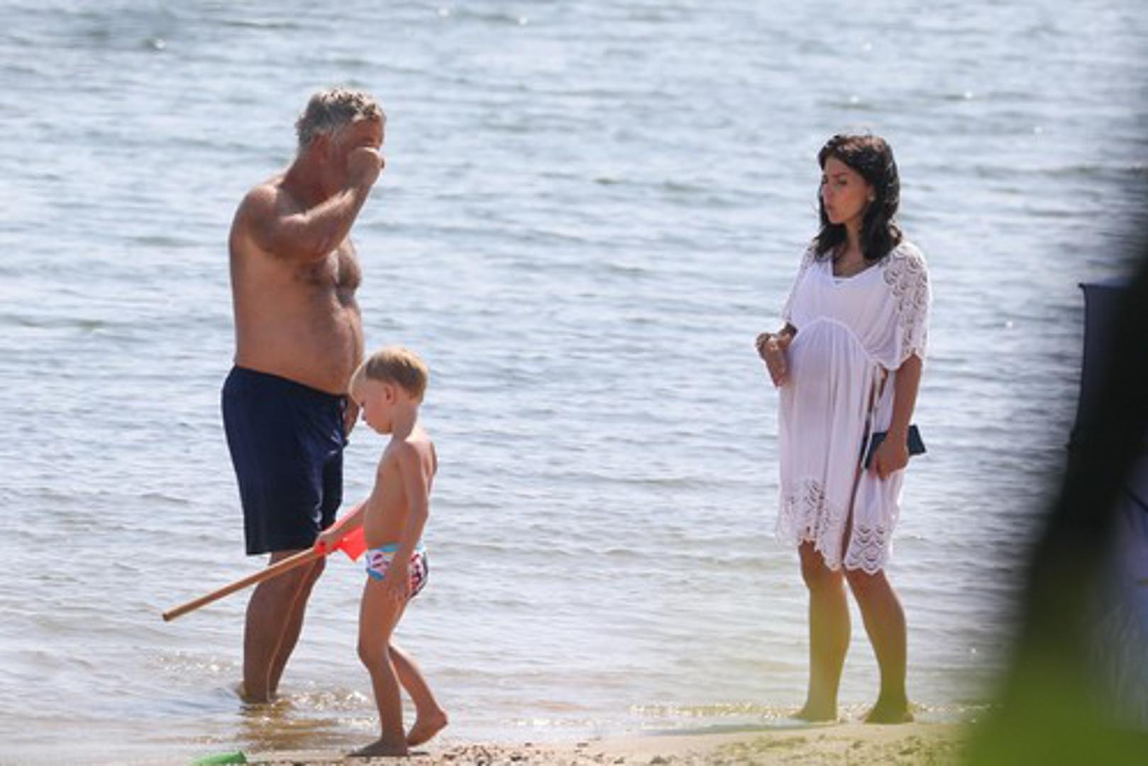 Hollywoodska zvijezda Alec Baldwin iskoristio je vikend za odlazak na plažu sa suprugom Hilariom i djecom.
