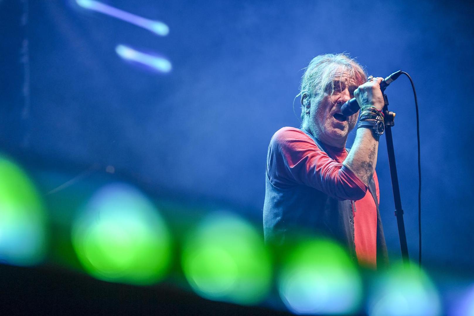 Podsjetimo, Dugme je trenutačno na turneji "Doživjeti stotu". Mladen Vojičić Tifa i Alen Islamović su svojim neponovljivim vokalima donijeli dodatnu čaroliju na pozornicu. Naravno, na gitari je bio Goran Bregović, koji je i dalje zadužen za to da svojim virtuoznim sviranjem stvori prepoznatljiv zvuk benda.