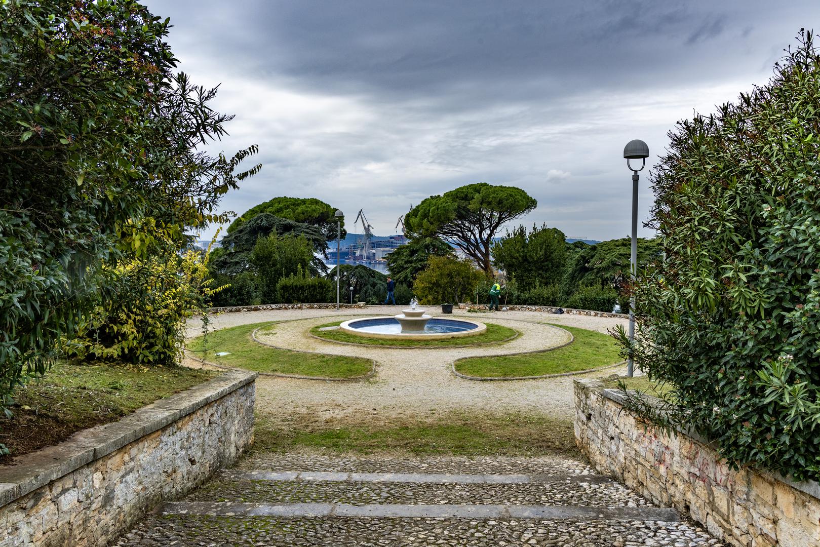Monte Zaro je park na uzvisini s kojeg se pruža pogled na grad i luku, a poznat je i po skulpturama. 