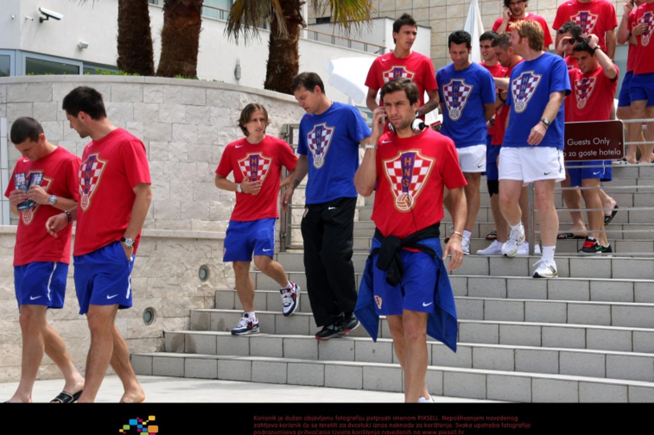 '03.06.2011., Hotel Lav, Split - Hrvatska nogometna reprezentacija u setnji uz more prije vecerasnje kvalifikacijske utakmice na Poljudu protiv Gruzije.  Photo: Ivana Ivanovic/PIXSELL'