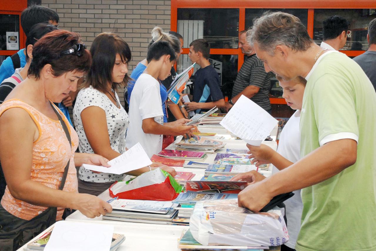 '23.08.2010., Sisak - Na Gradskoj trznici Kontroba organiziran je Sajam rabljenih udzbenika. Ponuda i potraznja nadmasili su ocekivanja organizatora. Photo:Nikola Cutuk/PIXSELL'