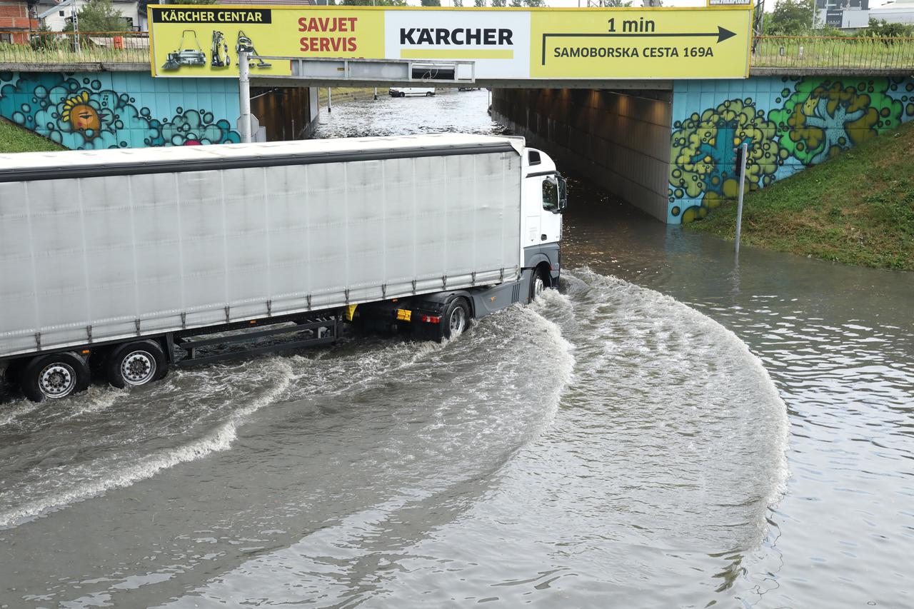 Zagreb: Podvožnjak u Selskoj potpuno je potopljen 