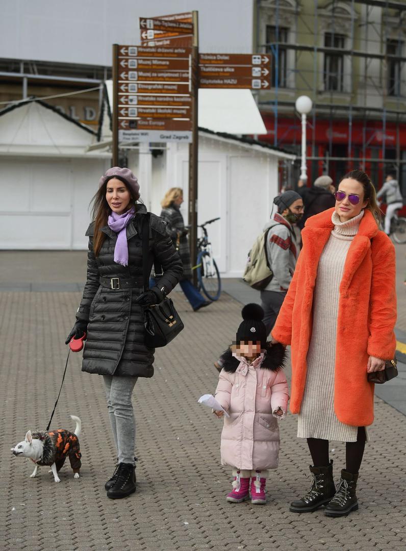 Pažnju na zagrebačkoj špici ovoga su vikenda ukrale dvije bivše missice - Maja Cvjetković i Antea Kodžoman. Prošetale su se u društvu Majine kćerkice Vite te Anteinog psića.
