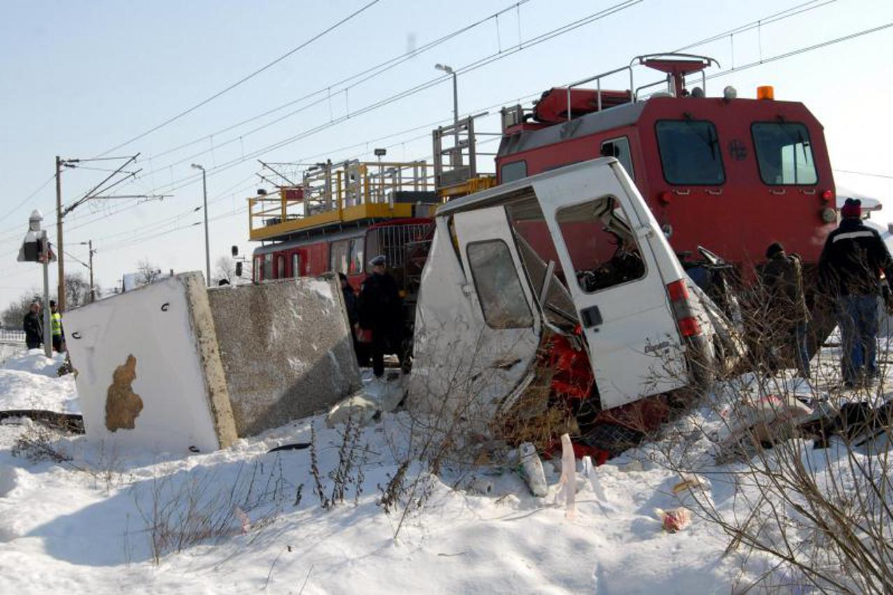 nesreća,kombi,vlak,pružni prijelaz,Slavonski Brod (1)