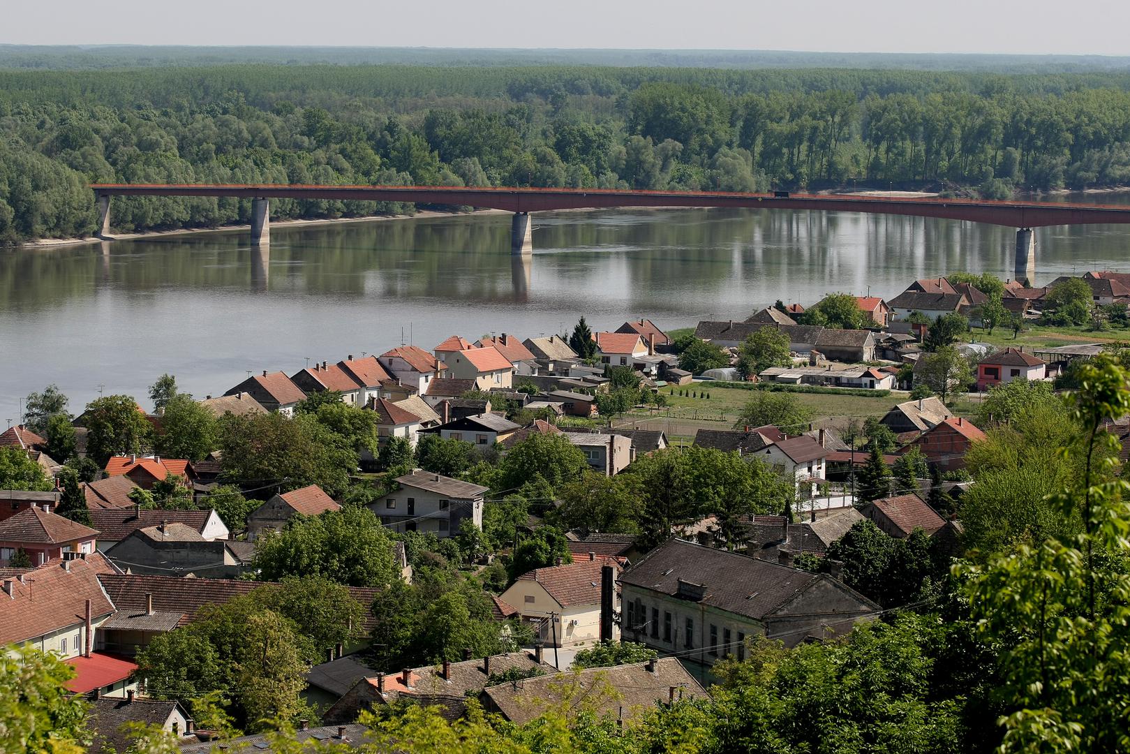 Batinski most – 638 metara: Batinski most, odnosno Most 51. divizije, nalazi se u istoimenom naselju u općini Draž pokraj Belog Manastira. Sagrađen je 1974. godine kao prijeko potreban jer se do tog trenutka preko Drave do susjedne Bačke u Srbiji prelazilo čamcima i skelom. Najvažnija je prometna veza između Baranje i Bačke, a spaja Batinu u Hrvatskoj i Bezdan u Srbiji.