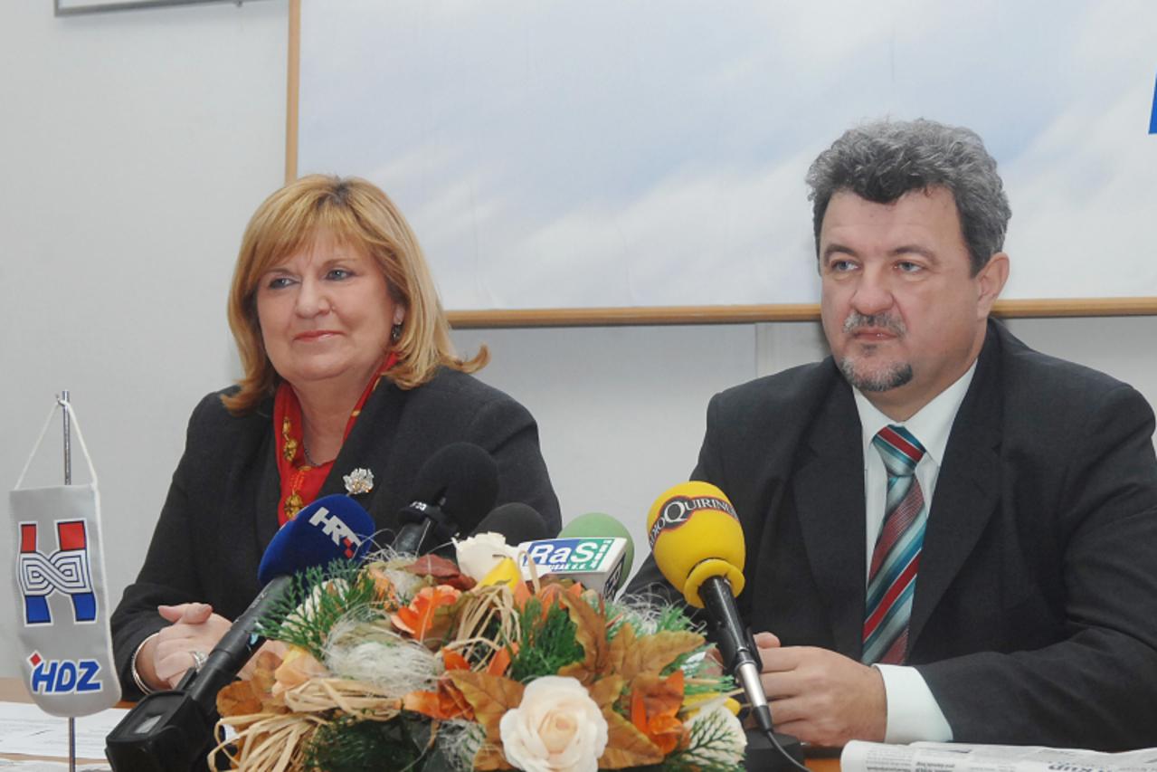 '31.01.2011., Sisak - Saborski zastupnici HDZ-a Ivanka Roksandic i Ivan Santek na tiskovnoj konferenciji govorili su o sisacko-moslavackoj zupanici Marini Lovric Merzel. Photo:Nikola Cutuk/PIXSELL'