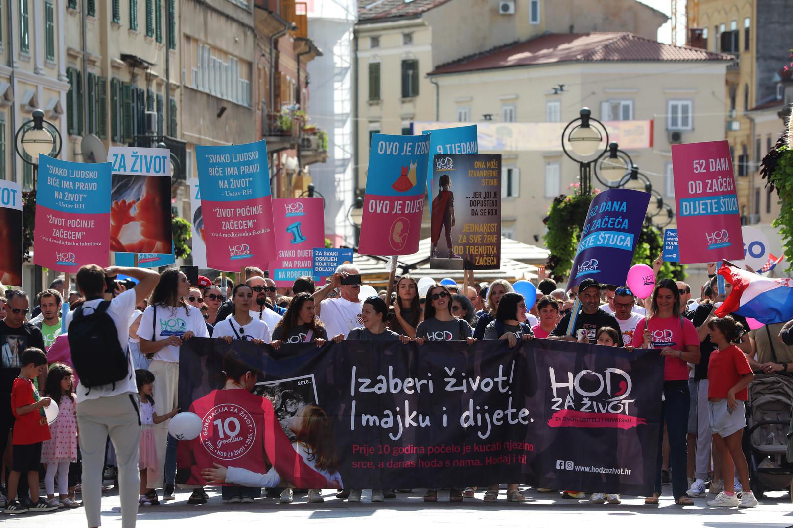 Iz Inicijative Građanke i građani Rijeke, koja organizira Hod za slobodu, poručili su da hodaju za slobodu, za pravo izbora, za život bez prisile, protiv fašističkih narativa, protiv obaveznog vojnog roka i protiv svih oblika nasilja.