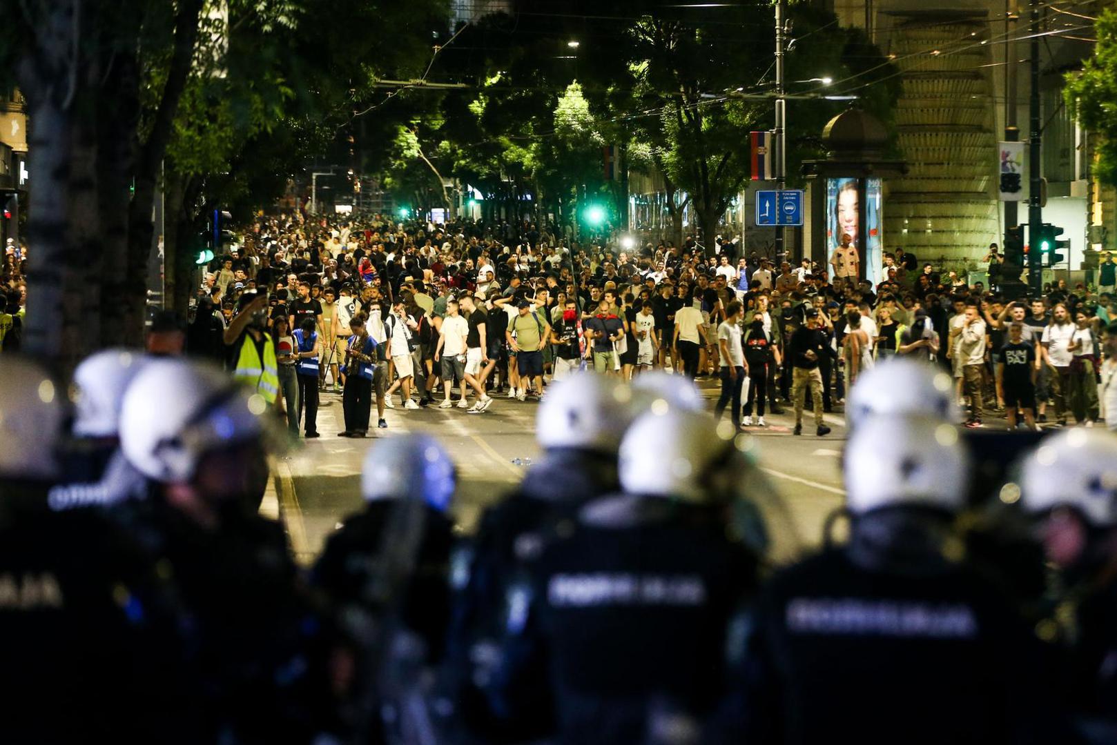 Kordoni policije intervenirali su u subotu navečer u središtu Beograda nakon mirnog prosvjeda "Studenti pobjeđuju", na kojem su sudjelovali deseci tisuća građana iz cijele Srbije, a sukob s policijom započeo je nedaleko od Pionirskog parka, gdje su bile okupljene pristaše srbijanskog predsjednika Aleksandra Vučića.