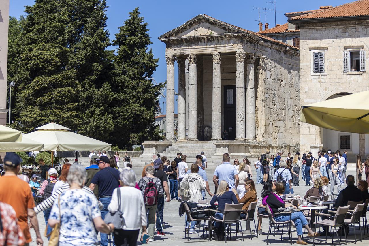 Pula: Turisti u šetnji gradom