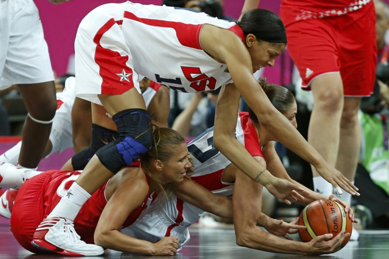 'Croatia\'s Iva Ciglar (L) reaches for the loose ball with Candace Parker (C) and Diana Taurasi (R) of the U.S. during their women\'s Group A basketball match at the London 2012 Olympic Games in the B
