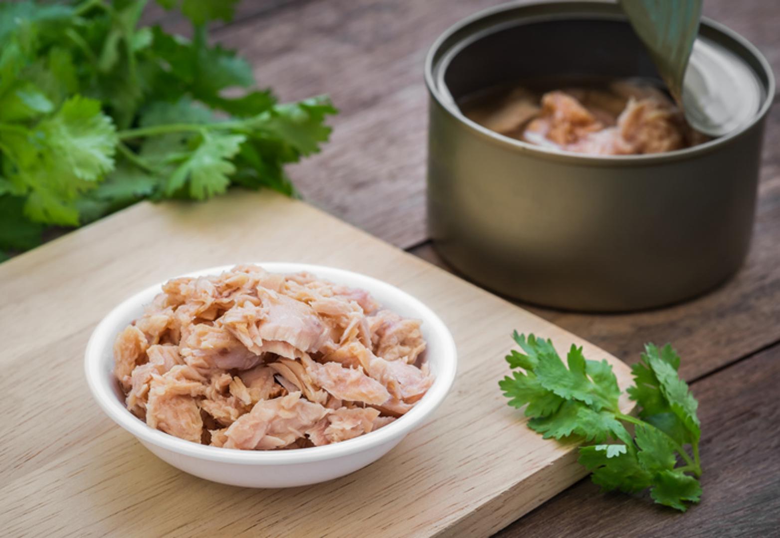 8. KONZERVIRANA TUNA - Ovo jelo ima jednu malu tajnu: selen. Ovaj hranjivi sastojak pomaže očuvati elastin, protein koji vašu kožu održava glatkom i čvrstom. Visok sadržaj omega-3 masne kiseline tune pomaže očuvanju kolagena, borbi protiv upale i održavanju čvrstoće kože. 