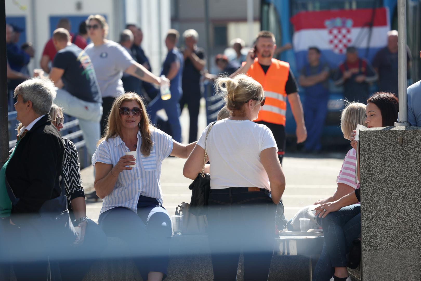 Dok se čeka konačna odluka, djelatnici ZET–a okupljeni su ispred ulaza u centralnu zgradu te čekaju daljnje informacije i obavijesti.