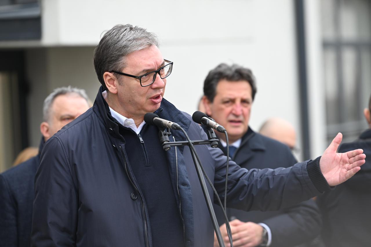 Aleksandar Vučić prisustvovao je ceremoniji otvaranja rekonstruirane OŠ "Dobrica Ćosić" u Velikoj Drenovi