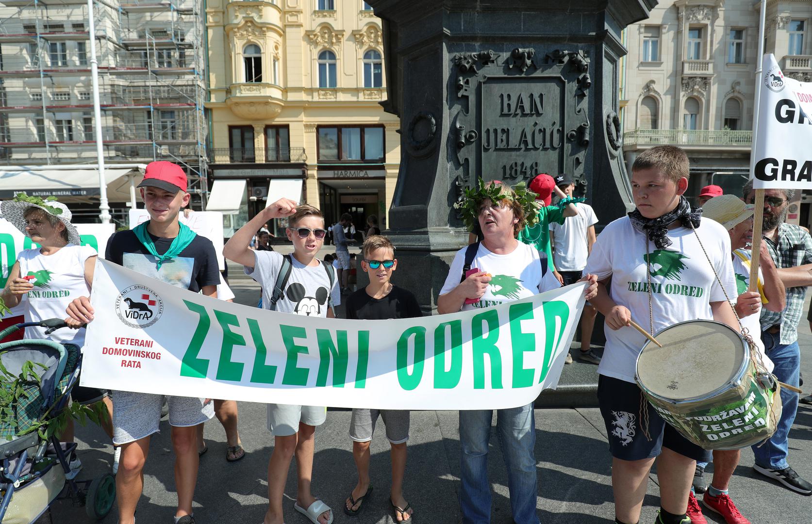 Na Trgu bana Jelačića okupili su se članovi udruge Zeleni odred koji prosvjeduju protiv devastacije Medvednice.