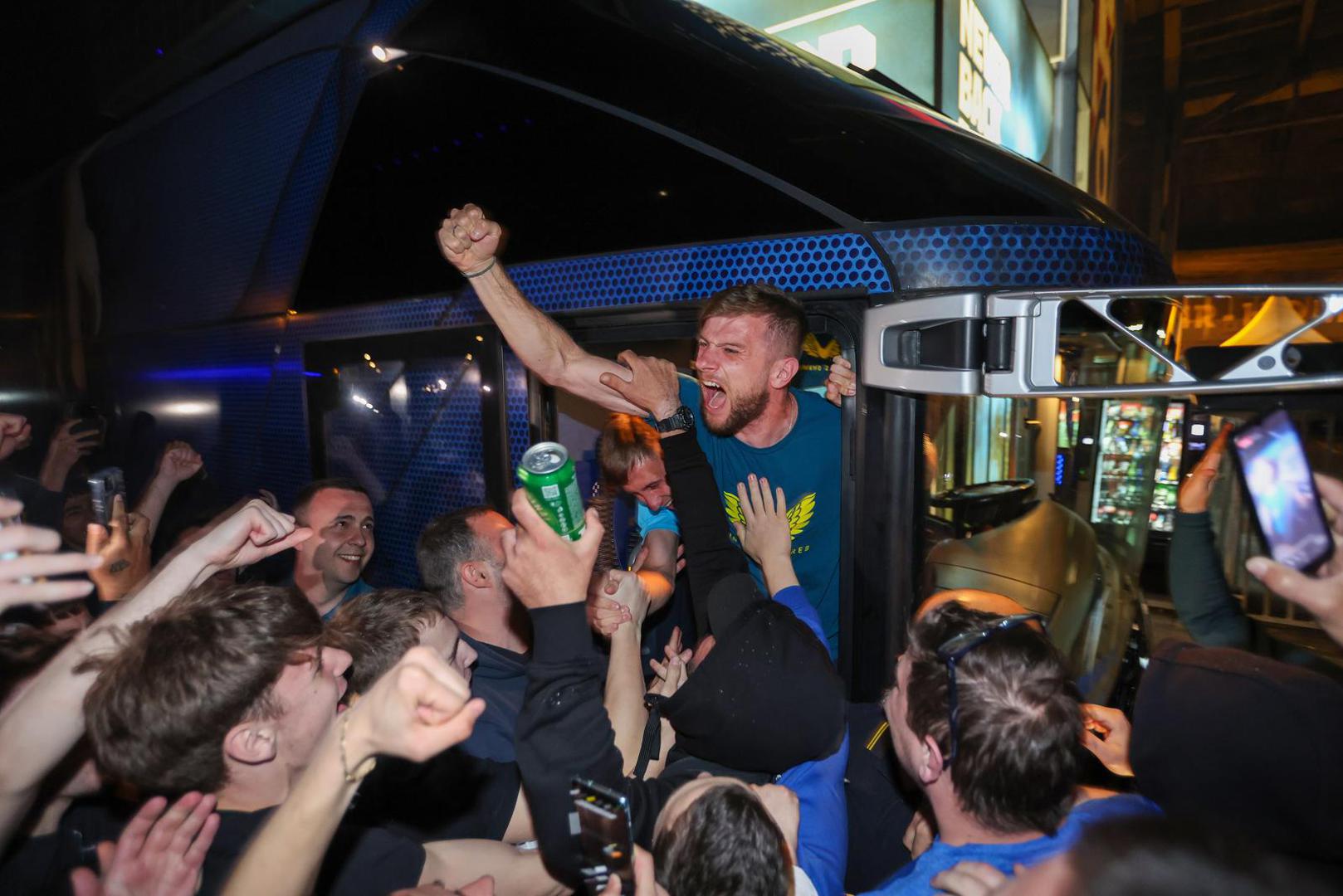 Autobus s igračima i stručnim stožerom Dinama vratio se kasno noćas na Maksimir, a tamo ga je dočekalo nekoliko stotina oduševljenih Bad blue boysa. Oni su uz pjesmu i baklje pozdravili svoje junake iz Splita.