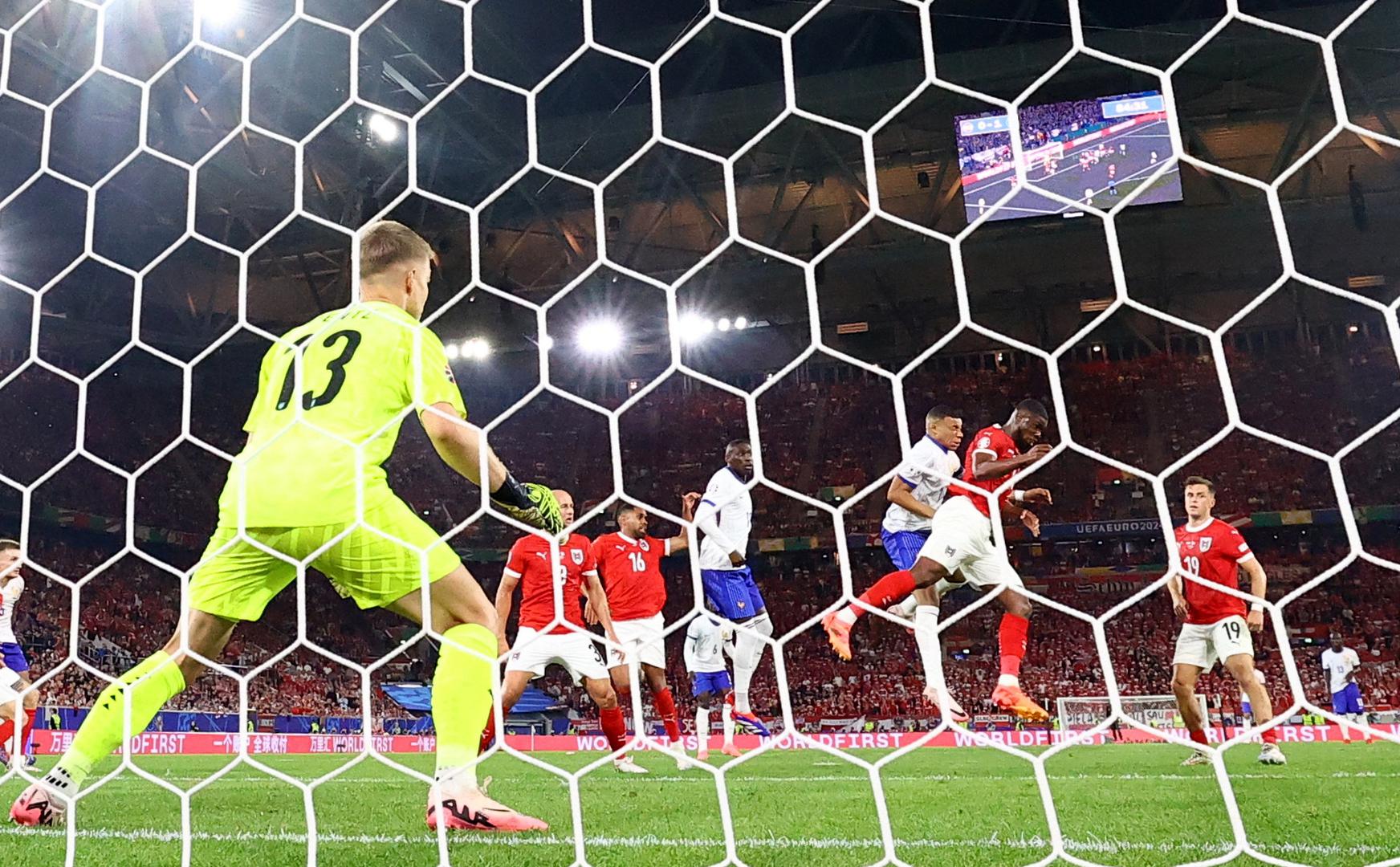 Prema prvim informacijama, Mbappe je nos čak i slomio, no za sada nije poznato kada će se vratiti na teren na ovom Europskom prvenstvu. 