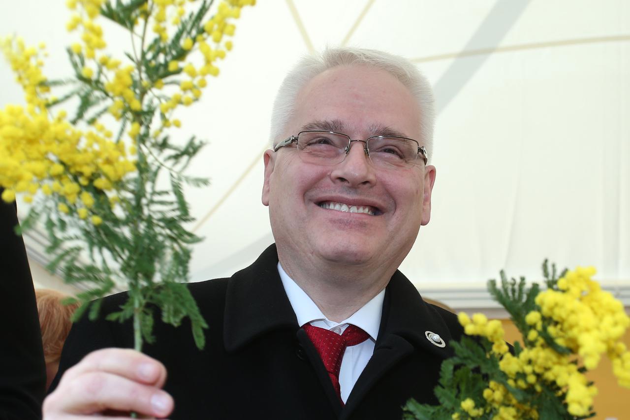 17.01.2015., Zagreb - Na Trgu Petra Preradovica obiljezen je javnozdravstvenom kampanjom 8. Dan mimoza, Nacionalni dan borbe protiv raka vrata maternice u Hrvatskoj u sklopu 9. Europskog tjedna prevencije raka vrata maternice.  Ivo Josipovic. Photo: Sanji