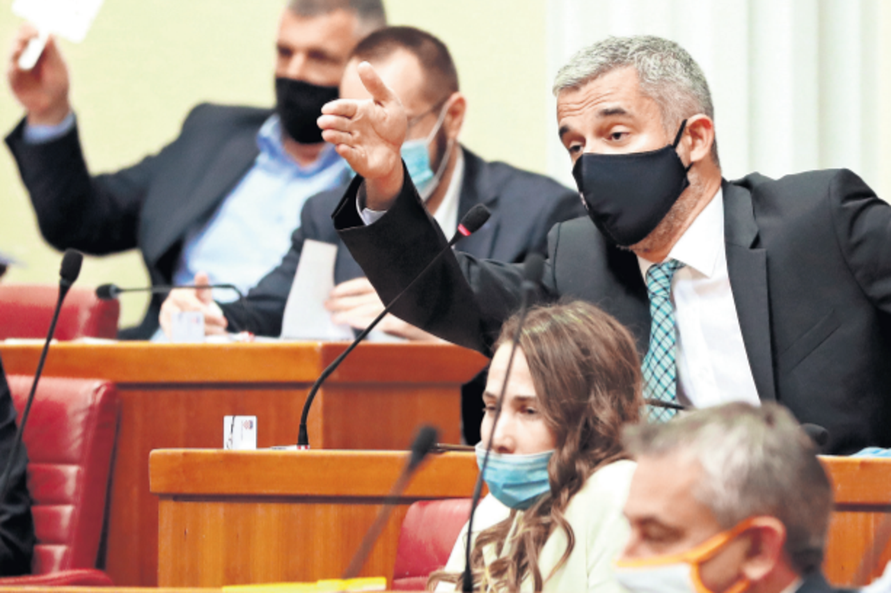 Bračni par Raspudić već je na prvoj sjednici novog saziva Sabora bio iznimno aktivan, a međusobnim replikama izazvali su i smijeh u sabornici