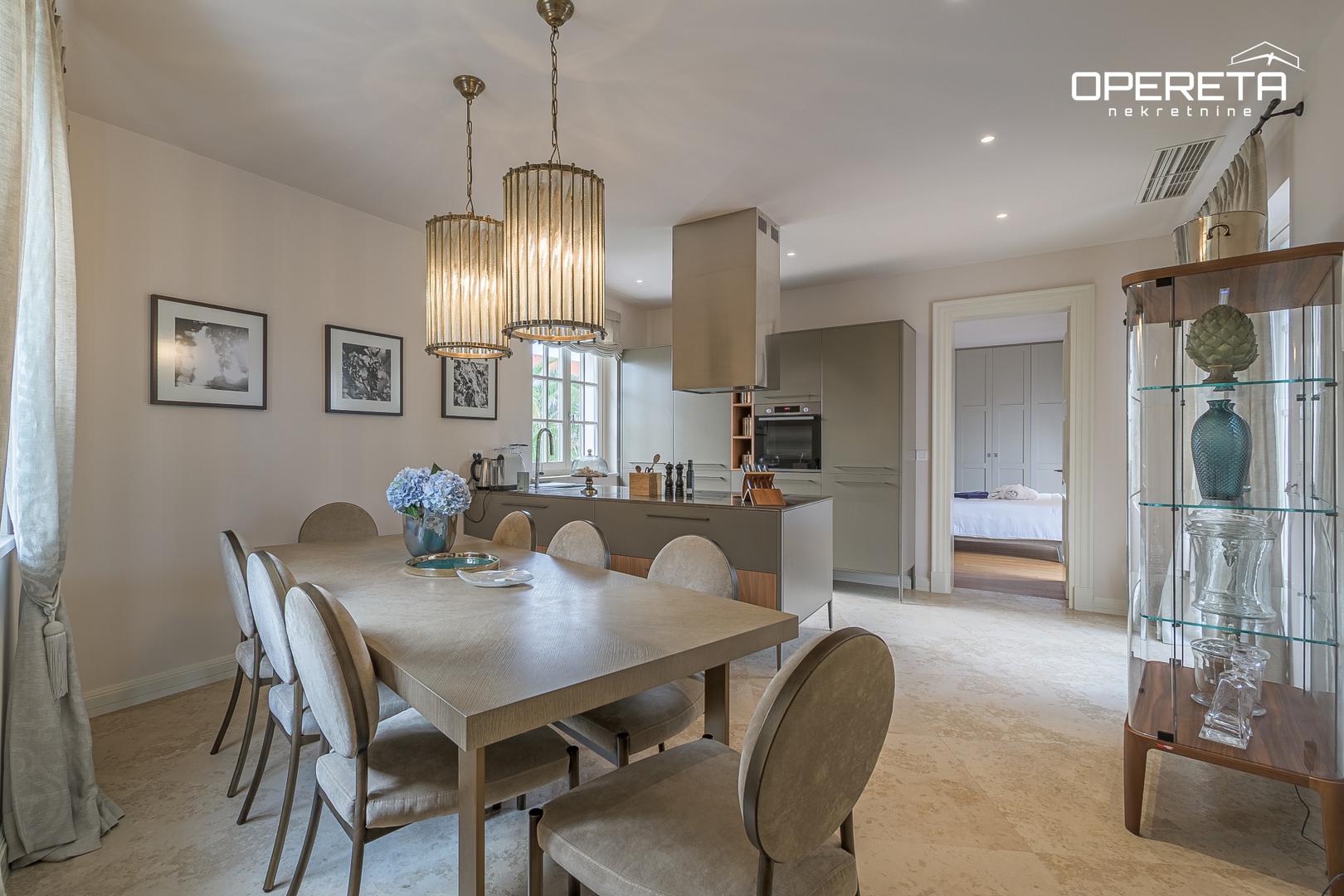 U okolici Poreča prodaje se luksuzna vila s bazenom smještena na okućnici od 566 m². Vila ima ukupno 242 m² i kombinira tradicionalni mediteranski stil s modernim luksuzom.

