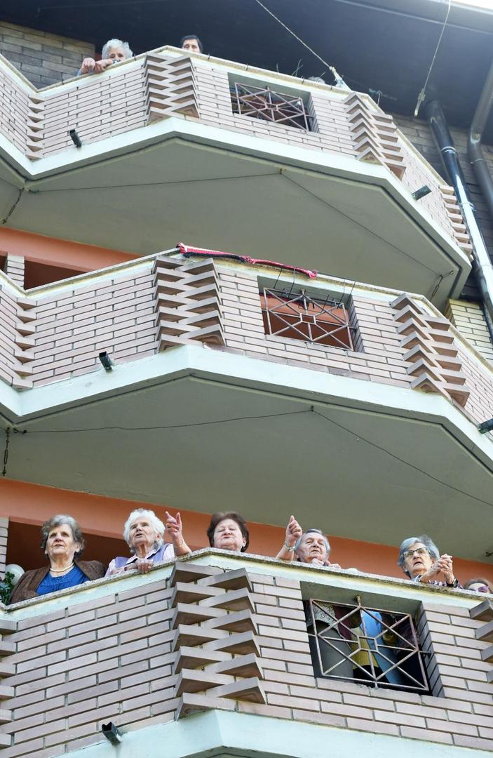 08.05.2020., Sisak - Tamburaski sastav Ivo Klekovic i prijatelji odrzao je koncert pred zgradom Doma za starije i nemocne koji je publika pratila s balkon Doma iz kojega nisu izasli vec 2,5 mjeseca.Photo: Nikola Cutuk/PIXSELL