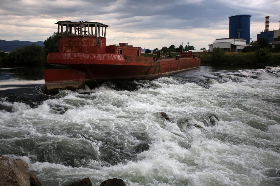Zagreb: Povlačenje broda nasukanog na slapovima Save kod toplane zbog visokog vodostaja