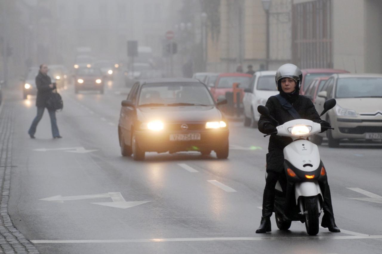 '23.11.2010. Preradoviceva ulica, Varazdin, Magla koja se cijeli dan zadrzava na podrucju Varazdina smanjuje vidlivost na prometnicama Photo: Marko Jurinec/PIXSELL'