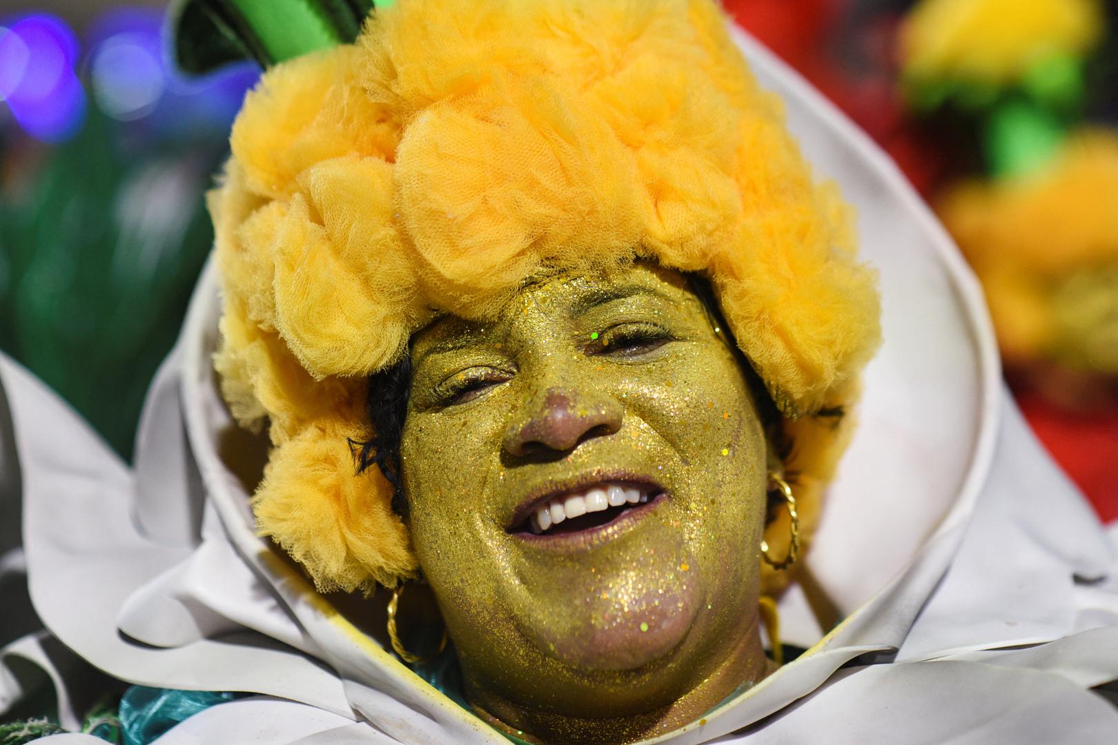 Svaki blokos nudi živu glazbu, tradicionalnu sambu i puhačke orkestre te poziva sve — i lokalno stanovništvo i posjetitelje — da plešu na ulicama, bez obzira na razinu vještine.