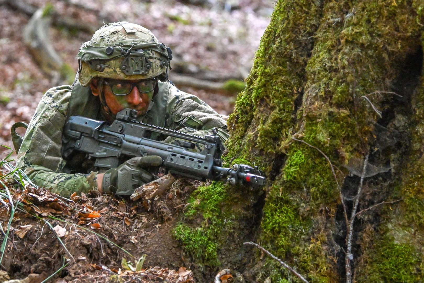 Na zahtjevnom terenu, polaznici obuke su uz pomoć instruktora Slovenske vojske morali povezati planinarske i alpinističke tehnike s taktičkim kretanjem, planiranjem i vođenjem ljudi.