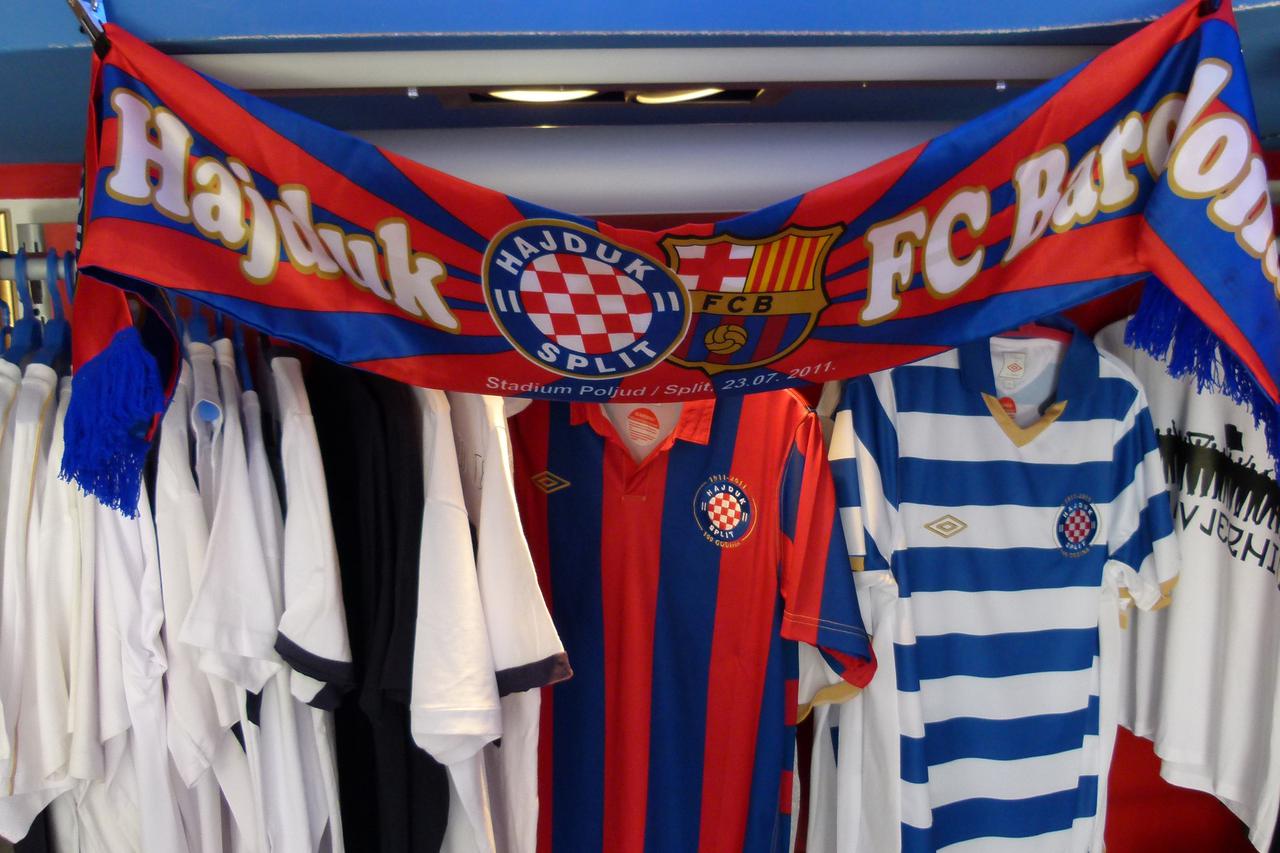 Split: Prodaja navija?kih rekvizita i suvenira uo?i utakmice Hajduk-Barcelona